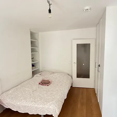 Апартаменты Bright With Private Terrace Near Nymphenburg Castle Мюнхен